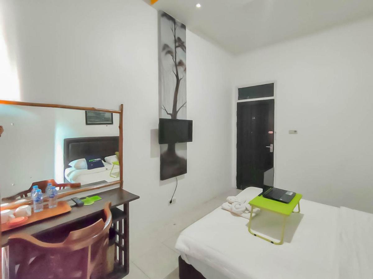 Urbanview Hotel Bagoes Sintang By Reddoorz Екстериор снимка