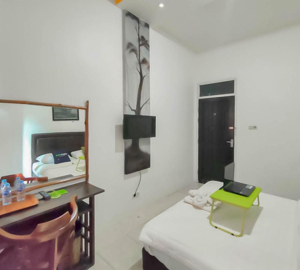 Urbanview Hotel Bagoes Sintang By Reddoorz Екстериор снимка